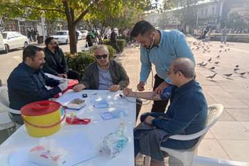 برگزاری میز خدمت مرکز بهداشت رشت در پیاده‌راه فرهنگی شهرداری